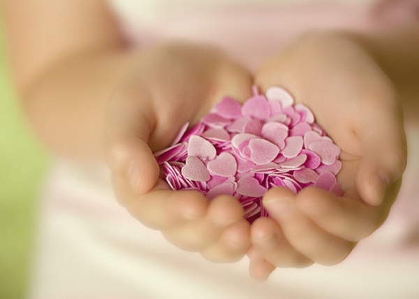 generosity-giving-hearts-love-pay-it-forward-favim-com-418398